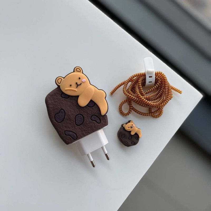 محافظ کابل طرح فانتزی خرس مهربان مدل Kind Teddy به همراه محافظ شارژر دیواری مجموعه 4 عددی